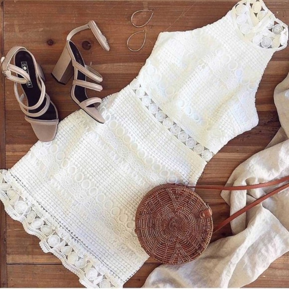 Luxurious Lace Halter Lace Mock Neck Party White Dress - Picture 4 of 5